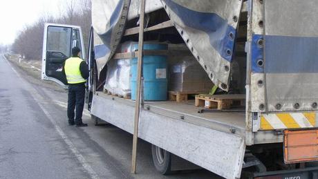 Veszélyes anyagokat szállító teherautó hajtott árokba a 67-esen