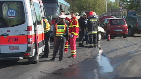 Videóval! Busz ütközött autókkal - két súlyos sérült
