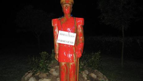 Frissítve! Vörös festékkel öntötték le a hétvégén állított Horthy-szobrot - videóval!