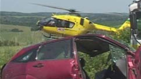 Videóval! Teherautó és autók ütköztek - mentőhelikoptereket is riasztottak a balesethez