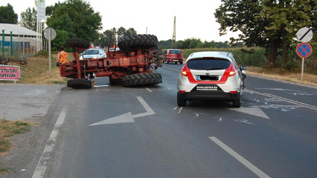 Fotókkal! Traktor és személyautó ütközött Kaposújlak és Kaposvár között