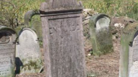 Nyomozócsoport vadászik a zsidó temető rongálóira
