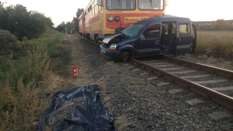 Videóval! Halálos baleset: 100 métert tolta maga előtt a vonat az autót