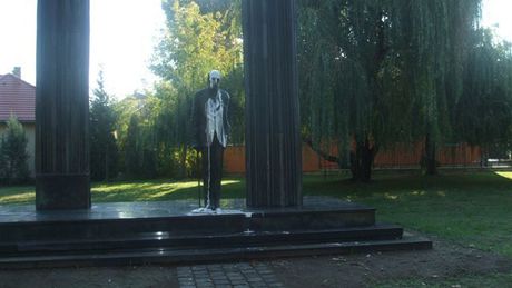 Újabb rongálás: festékkel öntötték le a siófoki Károlyi-szobrot