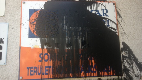 Fekete festékkel öntöttek le egy Fidesz-táblát Kaposváron - videóval!