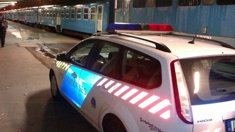 Rendőrautók a peronon, bombafenyegetés a vonaton – Siófoknál akarták megállítani az IC-t
