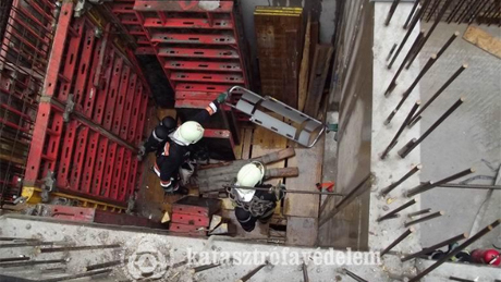 Robbanás: liftaknába zuhant sérültet mentettek