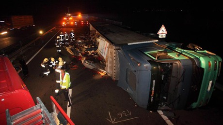 Fotókkal! 7 órán át volt teljes útzár - felborult egy román kamion az M7-esen