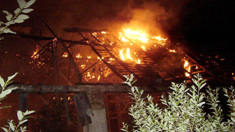 Videóval! Lángolt egy kaposfői családi ház 