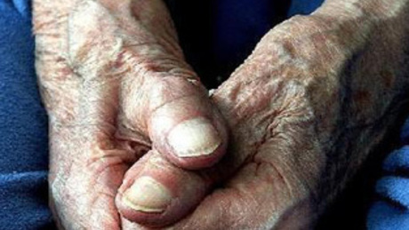 Papucsban, hálóingben gyalogolt az idős asszony - rendőrök karolták fel 