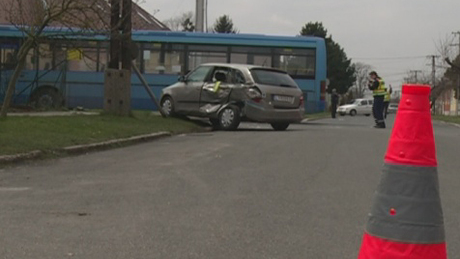 Videóval! Kitört az autó kereke - busszal ütközött - ketten sérültek