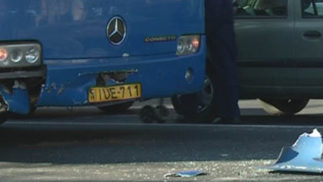 Videóval! Megsérült az autóba rohant busz utasa