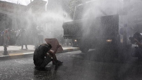 Videókkal! Könnygázzal és vízágyúkkal támadtak a tüntetőkre a fővárosban