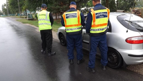 Rendőrök és polgárőrök razziáztak