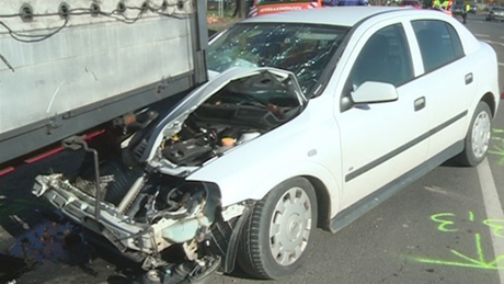 Pótkocsi alá csapódott egy autó Kaposváron