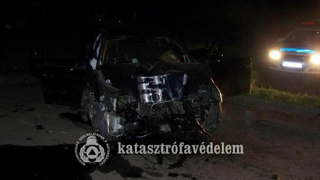 Villanyoszlopnak ment az autó a Balatonnál, többen sérültek
