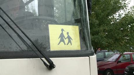 Fékezzen, ha megáll az iskolabusz!