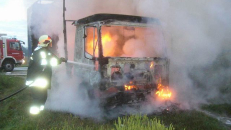Lángok martaléka lett a kisteherautó Iharosnál
