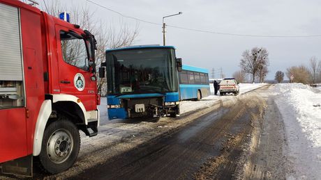 Bajba jutott buszt mentenek Toponáron