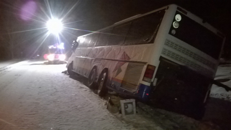 15 embert kellett kimenteni egy árokba csúszott buszból