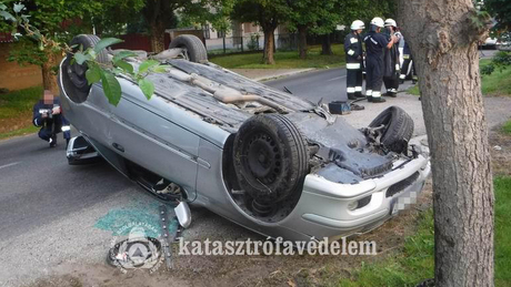 Hídpillérnek ütközött, majd fejtetőre borult egy autó a Balatonnál