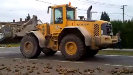 Felborult egy cukorrépaszállító kamion Mosdóson