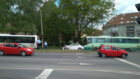 Busz ütközött személyautóval Kaposváron