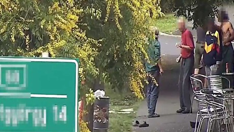 Együtt késelt apa és fia