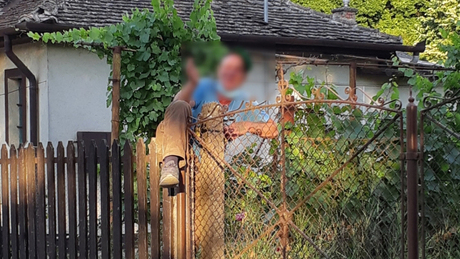 Fennakadt a kerítésen a tolvaj, a rendőrök szedték le onnan