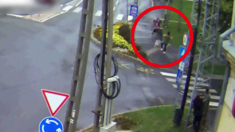 Kihívta egymást a két nő, majd egy körforgalomnál estek egymásnak