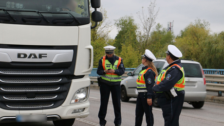 Több mint kétezer jogsértést követtek el a teherautó- és buszsofőrök