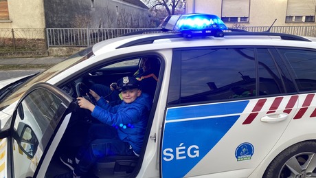 Rendőrök vitték iskolába a 10 éves Zsoltikát
