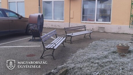 Megtartotta, amit az utcai padon talált