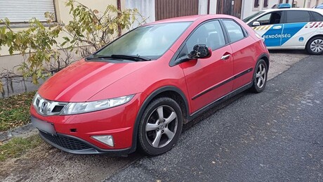 Letörte a visszapillantó tükröt, majd elhajtott