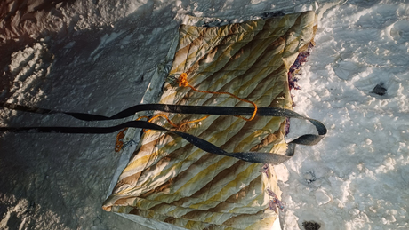 Nem jó ötlet autó után kötött motorháztetőn szánkózni!