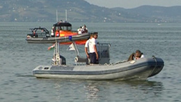 Erős szélben hajókat mentettek a rendőrök a Balatonon 