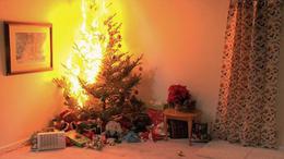 Így ég pillanatok alatt porrá egy karácsonyfa