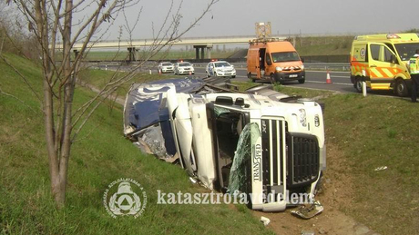 Befőttesüvegeket szállító kamion borult fel az M7-esen