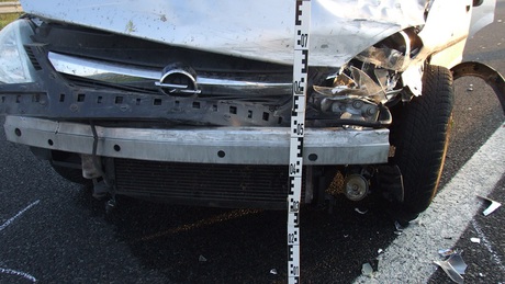Szalagkorlátnak csapódott egy autó az M7-esen