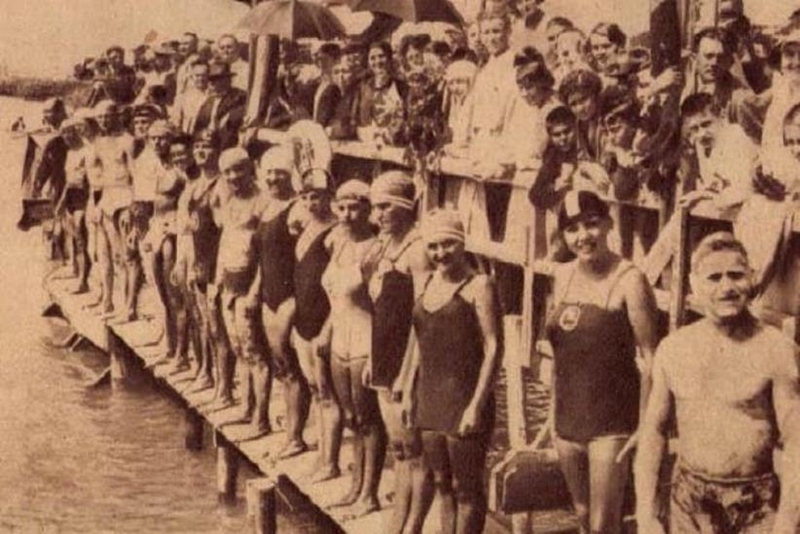 Az 1928-as Balaton-átúszás bajnokságának startja (forrás: Tolnai Világlapja - 1928. 08. 15.)