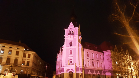 Rózsaszín fényben a városháza