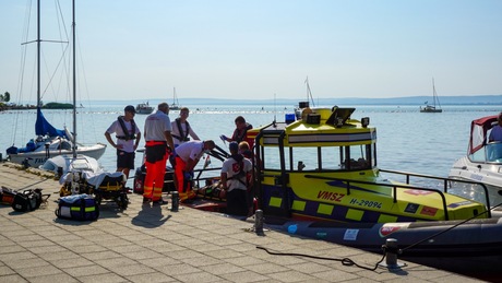 Újraélesztettek egy 51 éves férfit a Balaton-átúszáson