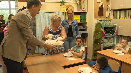 Idén is szendvicsekkel kedveskedett a diákoknak a kaposvári húsüzem 