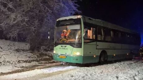Keresztbe fordult egy busz az úton Osztopánnál