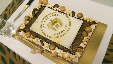 Bemutatjuk Kaposvár tortáját