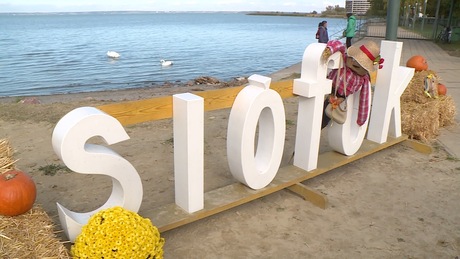 Őszi forgatag a Balatonnál