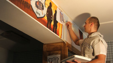 Színes festmények díszítik a siófoki tűzoltóállomás falát