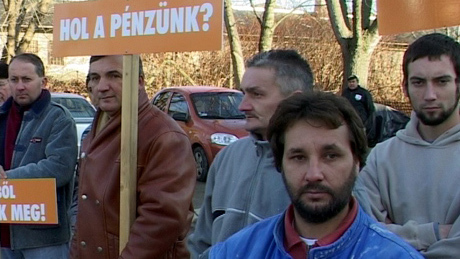Megélhetésükért tüntettek a dolgozók a kaposvári fürdőnél