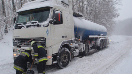 Videóval! Árokba csúszott kamionok - havazott Somogyban