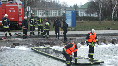Beszakadt jégből mentettek a tűzoltók